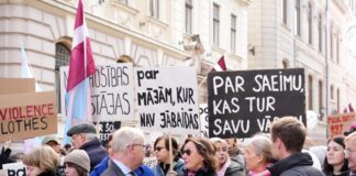 Protests pie Saeimas nama pret Latvijas iespējamo izstāšanos no Eiropas Padomes konvencijas par vardarbības pret sievietēm un vardarbības ģimenē novēršanu un apkarošanu. 2025. gada 2. oktobris. Foto: Zane Bitere / LETA