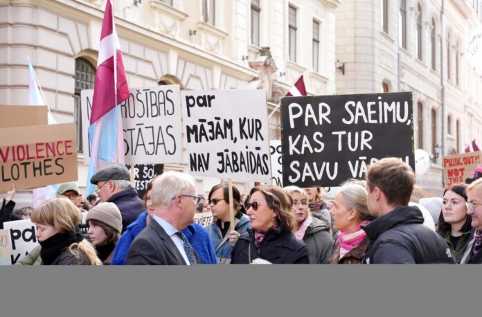 Protests pie Saeimas nama pret Latvijas iespējamo izstāšanos no Eiropas Padomes konvencijas par vardarbības pret sievietēm un vardarbības ģimenē novēršanu un apkarošanu. 2025. gada 2. oktobris. Foto: Zane Bitere / LETA Protests pie Saeimas nama pret Latvijas iespējamo izstāšanos no Eiropas Padomes konvencijas par vardarbības pret sievietēm un vardarbības ģimenē novēršanu un apkarošanu. 2025. gada 2. oktobris. Foto: Zane Bitere / LETA