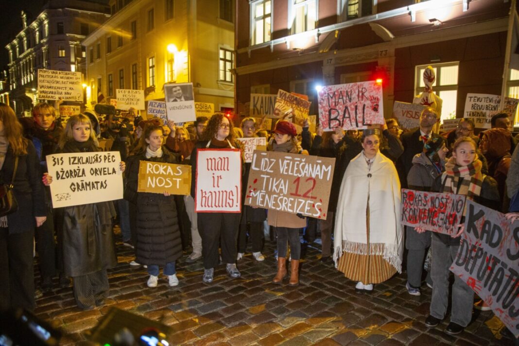 Protests pret izstāšanos no Stambulas konvencijas, kas notika 2025. gada 29. oktobrī. Foto: Edijs Pālens / LETA Protests pret izstāšanos no Stambulas konvencijas, kas notika 2025. gada 29. oktobrī. Foto: Edijs Pālens / LETA
