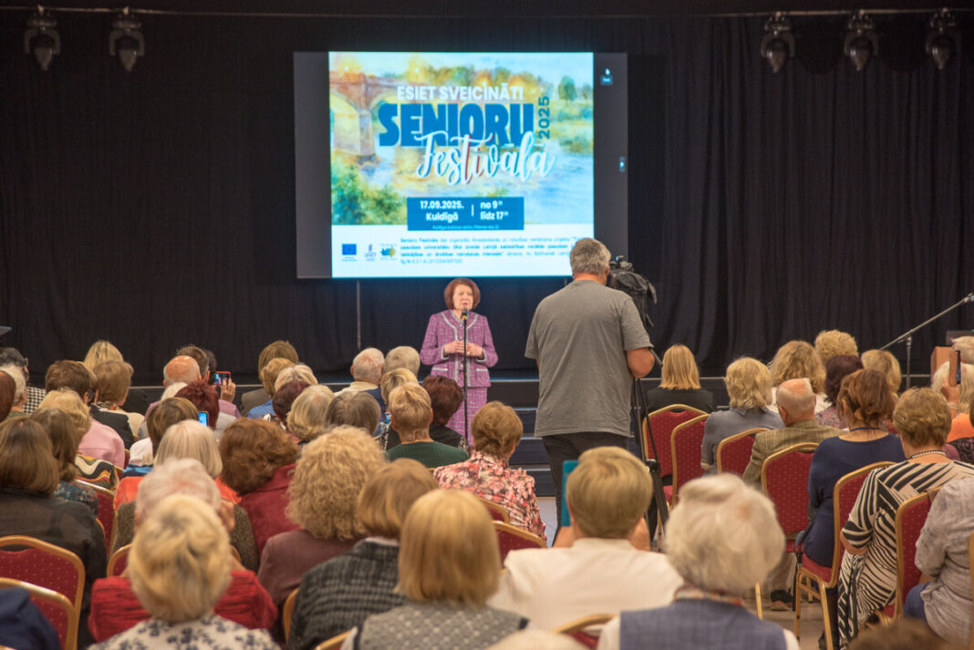art_4081 Vaira Vīķe-Freiberga sveic Senioru festivāla dalībniekus Kuldīgā. 2025. gada 17. septembris. Foto: Artis Gustovskis