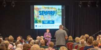 “Mūžs kā zināšanu ceļš”. Stāstām, kā Kuldīgā noritēja pirmais Latvijā Senioru festivāls Vaira Vīķe-Freiberga sveic Senioru festivāla dalībniekus Kuldīgā. 2025. gada 17. septembris. Foto: Artis Gustovskis
