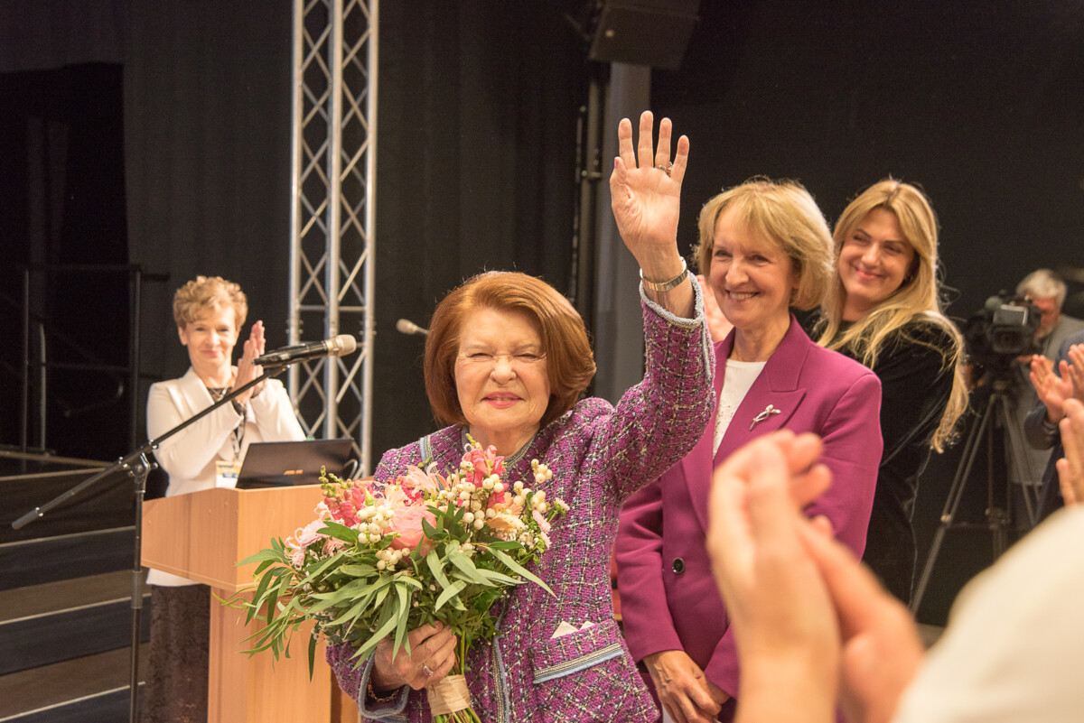 Vaira Vīķe-Freiberga sveic Senioru festivāla dalībniekus Kuldīgā. 2025. gada 17. septembris. Foto: Artis Gustovskis
