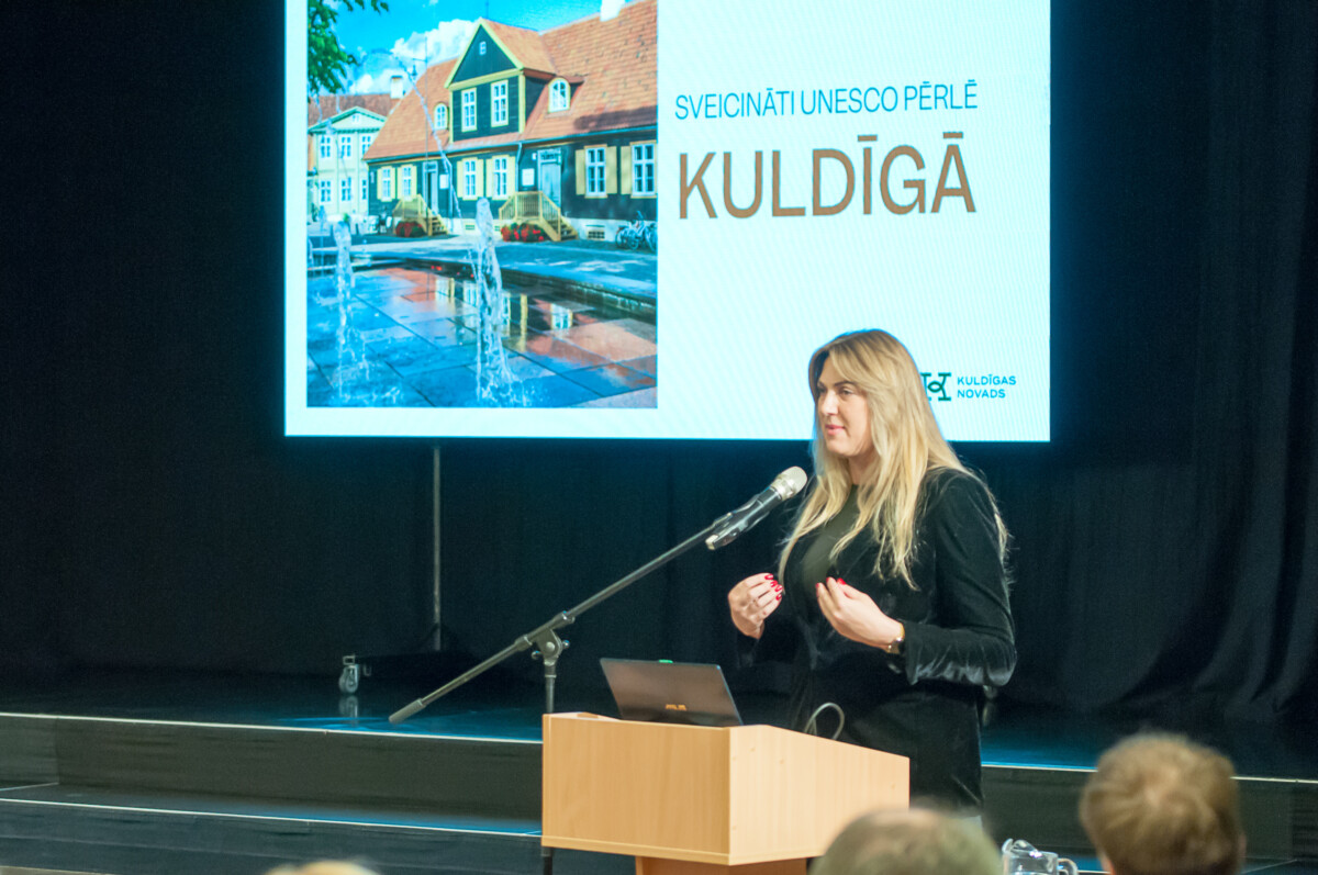 Ruta Orlova un Inese Astaševska uzstājas Senioru festivāla dalībnieku priekšā. 2025. gada 17. septembris. Foto: Artis Gustovskis