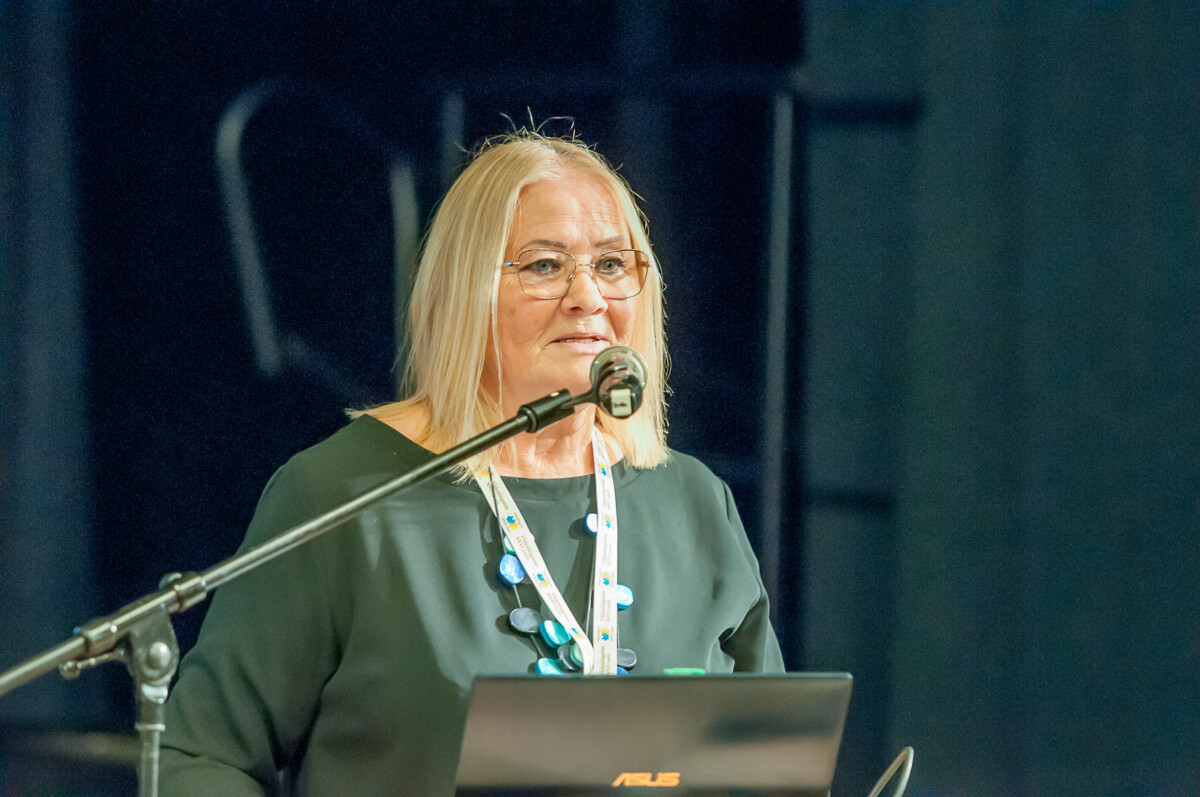 Ruta Orlova un Inese Astaševska uzstājas Senioru festivāla dalībnieku priekšā. 2025. gada 17. septembris. Foto: Artis Gustovskis