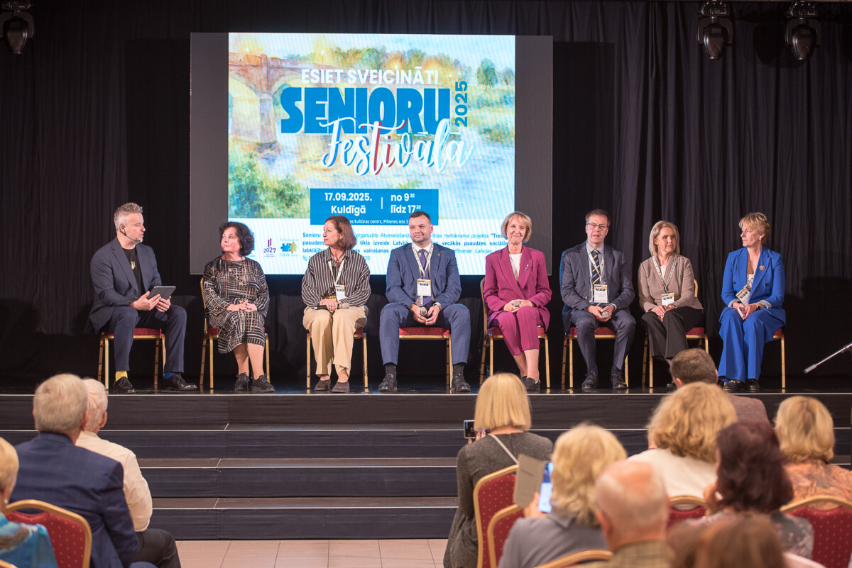 Paneļdiskusijas dalībnieki Senioru festivālā Kuldīgā. 2025. gada 17. septembris. Foto: Artis Gustovskis