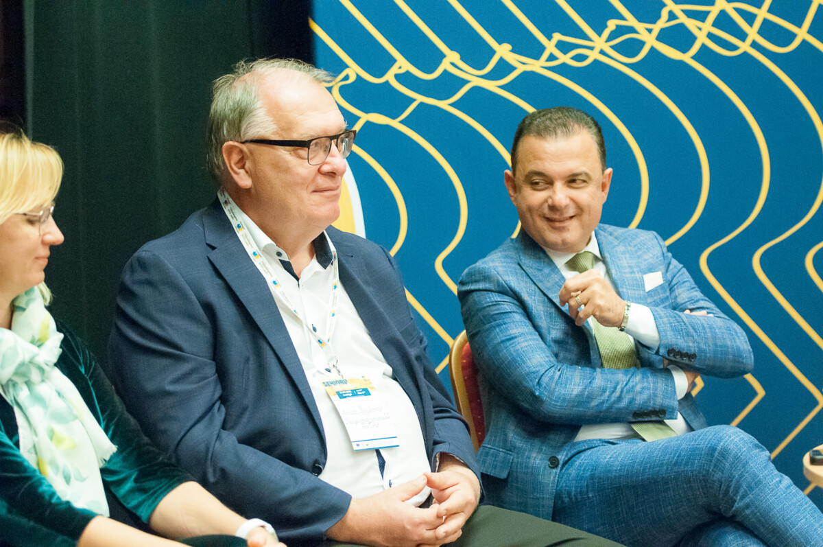 Daugavpils Universitātes rektors Arvīds Barševskis un veselības ministrs Hosams Abu Meri diskusijā pie apaļā galda Senioru festivālā Kuldīgā. 2025. gada 17. septembris. Foto: Artis Gustovskis