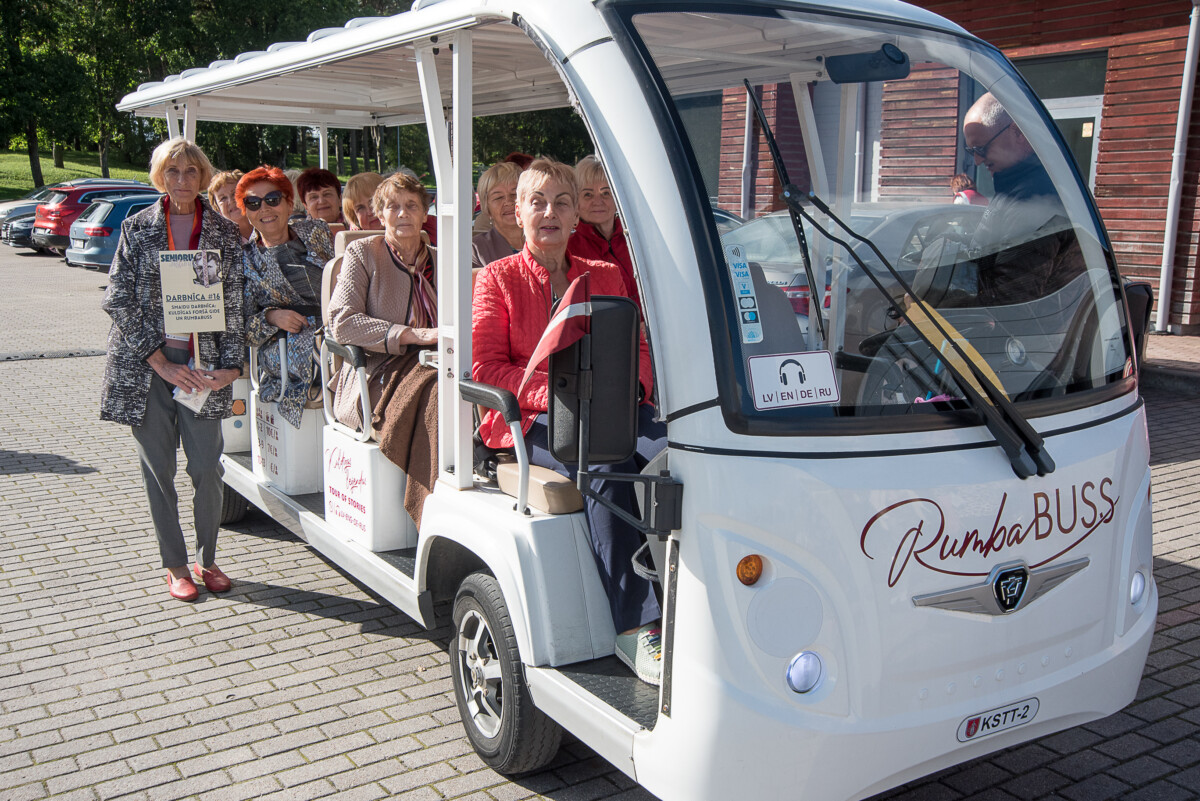 Meistarklašu dalībnieki Senioru festivālā Kuldīgā. 2025. gada 17. septembris. Foto: Artis Gustovskis