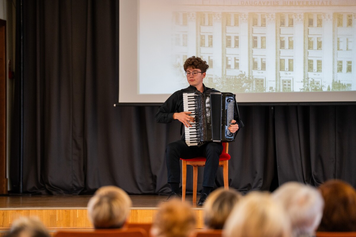 Antons Pizans uzstājas “Trešās paaudzes universitātes” atklāšanā Daugavpils Universitātē. 2025. gada 17. oktobris. Foto: Andrejs Jemeļjanovs