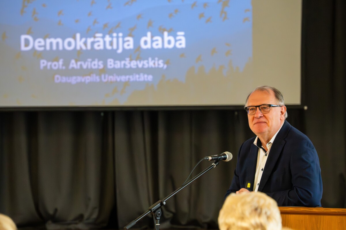 Arvīds Barševskis uzstājās ar lekciju “Demokrātija dabā”. 2025. gada 17. oktobris. Foto: Andrejs Jemeļjanovs