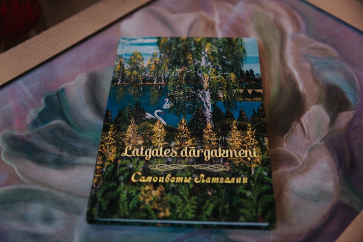 Grāmata “Latgales dārgakmeņi”, kurā ir arī Margaritas Trules darbi. Foto: Irina Maskaļenko