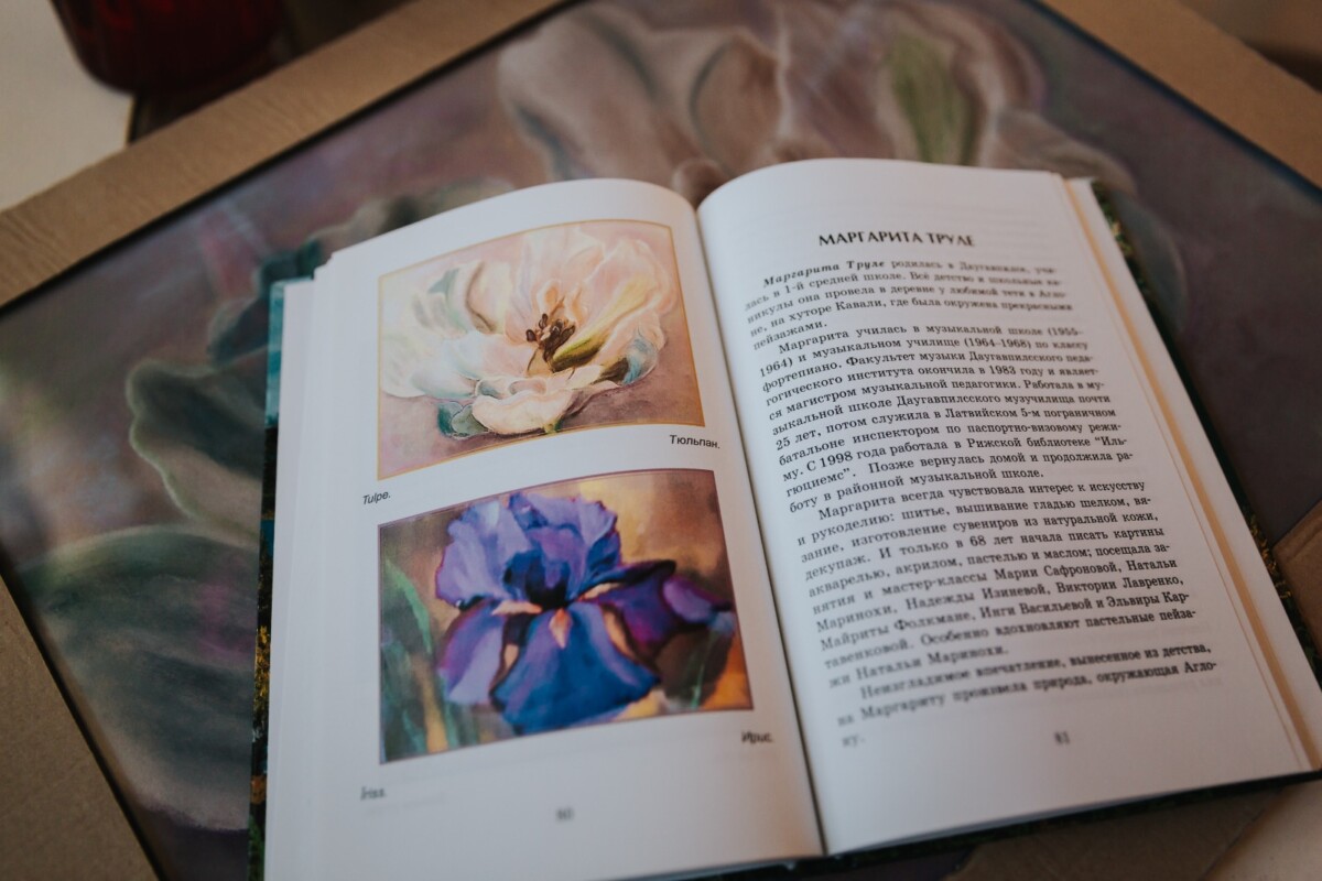Grāmata “Latgales dārgakmeņi”, kurā ir arī Margaritas Trules darbi. Foto: Irina Maskaļenko