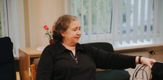 “Katram cilvēkam ir sava vieta un darbi, kas dod prieku”. Dzejas pulciņa “Harmonija” vadītāja Irina Kononoviča Irina Kononoviča, dzejas pulciņa “Harmonija” vadītāja, kas darbojas Daugavpils dienas centrā “Saskarsme”. 2025. gada 15. septembris. Foto: Irina Maskaļenko