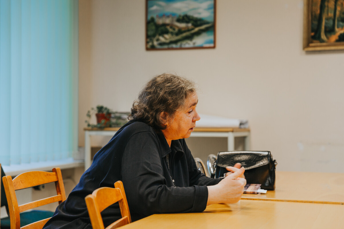 Irina Kononoviča, dzejas pulciņa “Harmonija” vadītāja, kas darbojas Daugavpils dienas centrā “Saskarsme”. 2025. gada 15. septembris. Foto: Irina Maškaļenko
