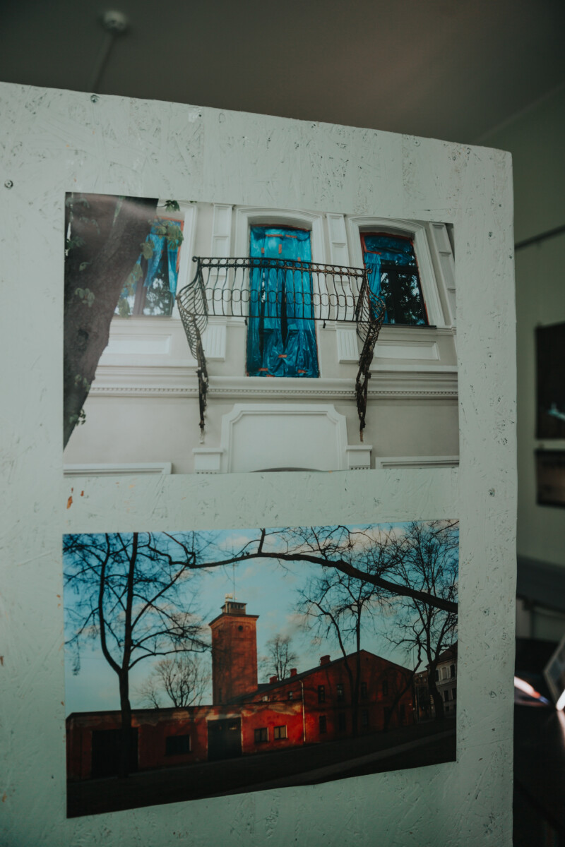Inesas Norkarkles darbi. Fotoizstāde “Pilsēta un cilvēki” Krievu kultūras centrā Daugavpilī. 2025. gada 19. septembris. Foto: Irina Maškaļenko