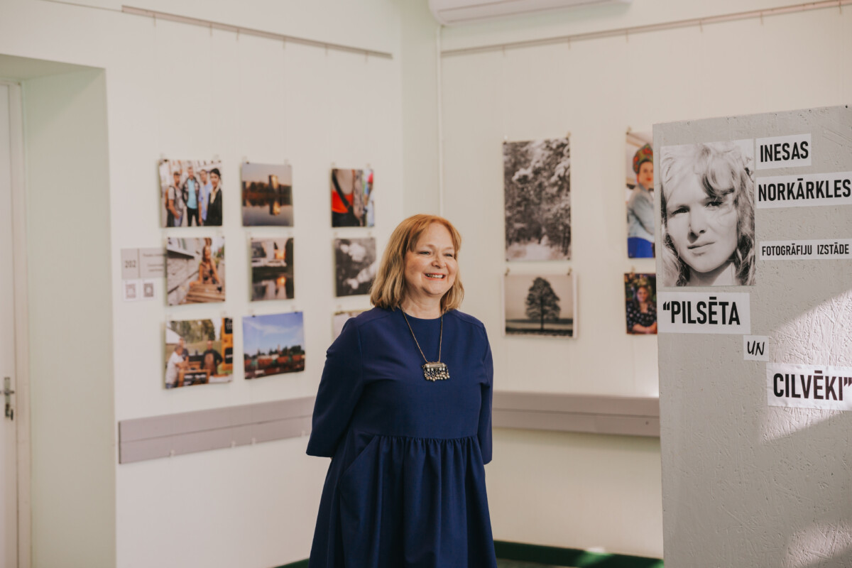 Inesa Norkarkle savas fotoizstādes atklāšanā Krievu kultūras centrā. Daugavpils, 2025. gada 19. septembris. Foto: Irina Maskaļenko
