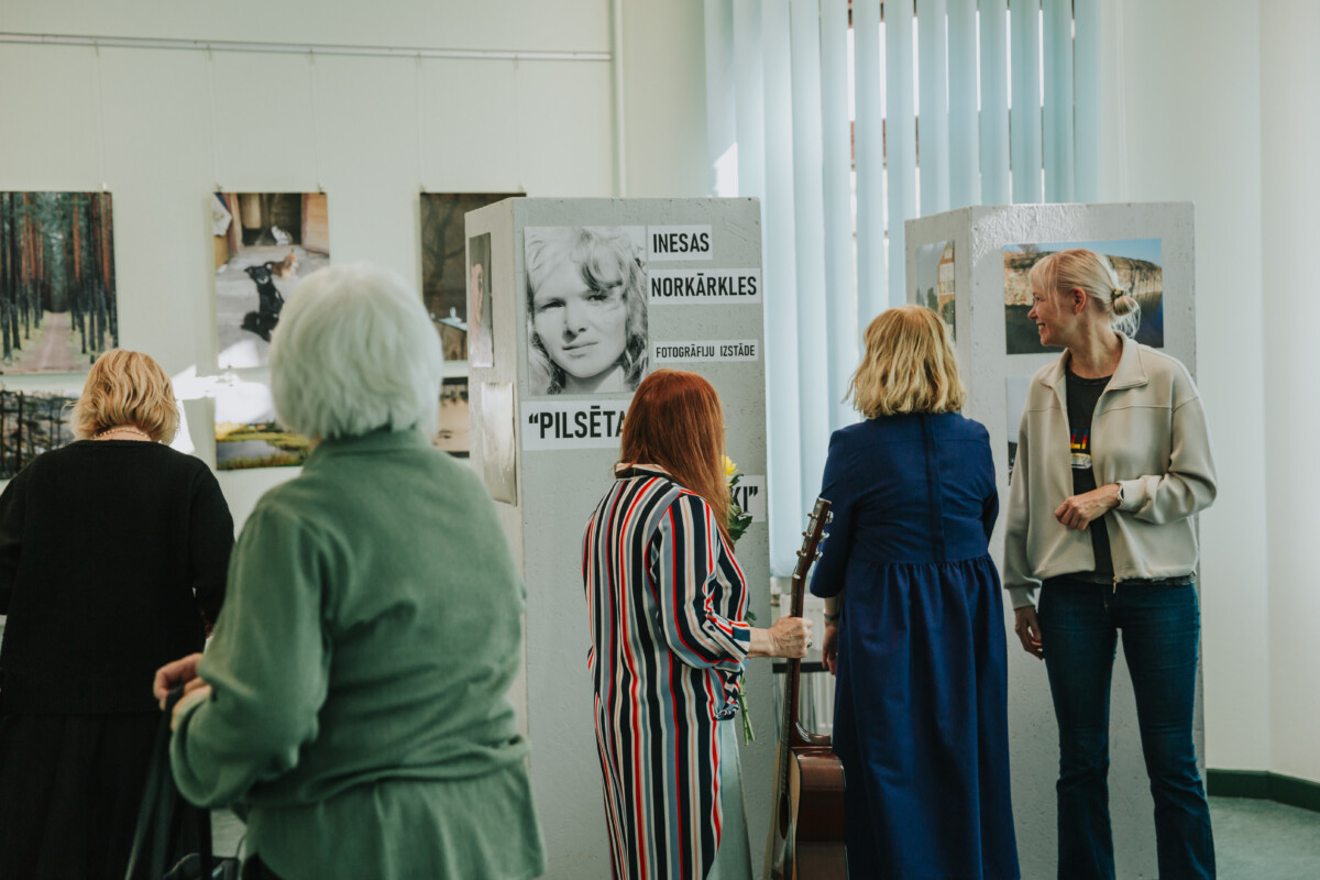 Inesas Norkarkles fotoizstādes atklāšana. Daugavpils, Krievu kultūras centrs. 2025. gada 19. septembris. Foto: Irina Maskaļenko