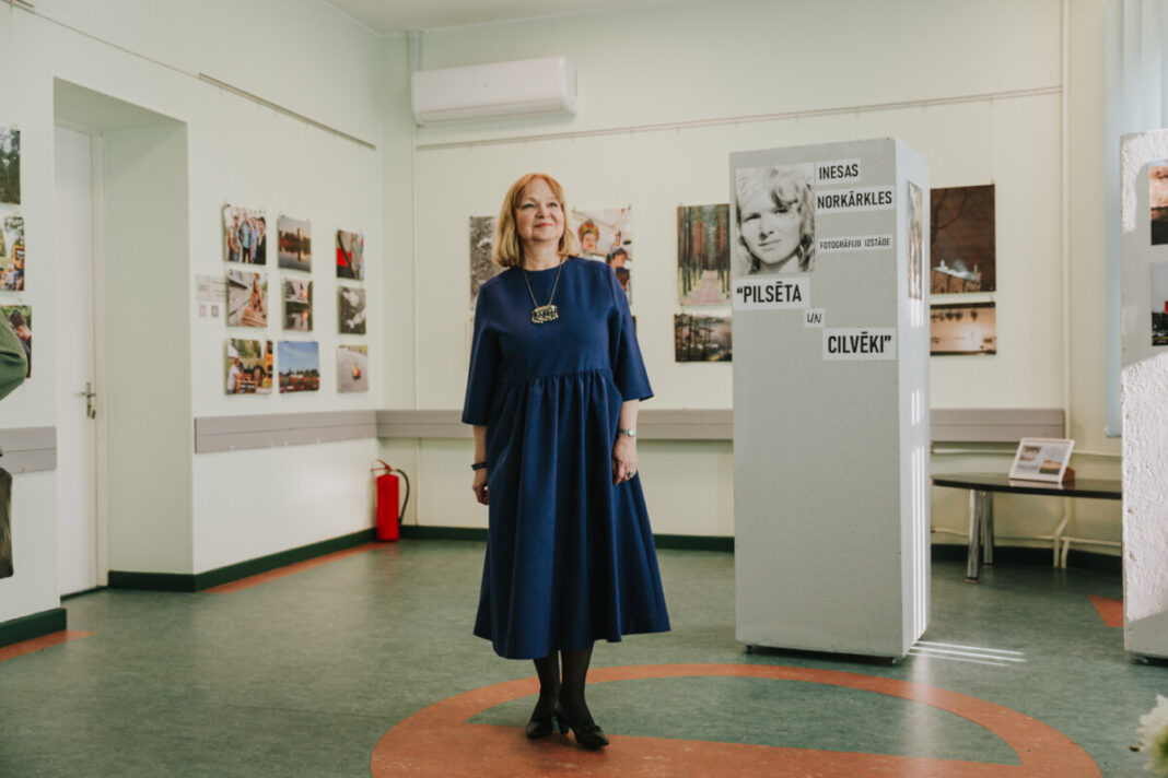 img_9612 Inesa Norkarkle savas fotoizstādes “Pilsēta un cilvēki” atklāšanā Krievu kultūras centrā. Daugavpils, 2025. gada 19. septembris. Foto: Irina Maškaļenko