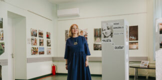 “Fotogrāfi — mirkļu ķērāji”. Inesa Norkarkle prezentēja savas fotogrāfijas izstādē “Pilsēta un cilvēki” Inesa Norkarkle savas fotoizstādes “Pilsēta un cilvēki” atklāšanā Krievu kultūras centrā. Daugavpils, 2025. gada 19. septembris. Foto: Irina Maškaļenko