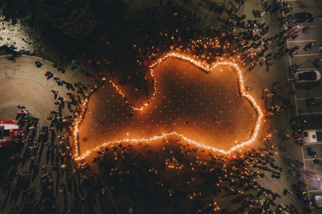 Lāčplēša dienas Lāpu gājiens Daugavpilī. 2024. gada 11. novembris. Foto: Jevgeņijs Ratkovs