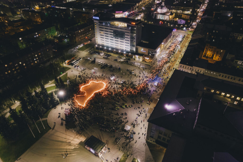 Lāčplēša dienas Lāpu gājiens Daugavpilī. 2024. gada 11. novembris. Foto: Jevgeņijs Ratkovs