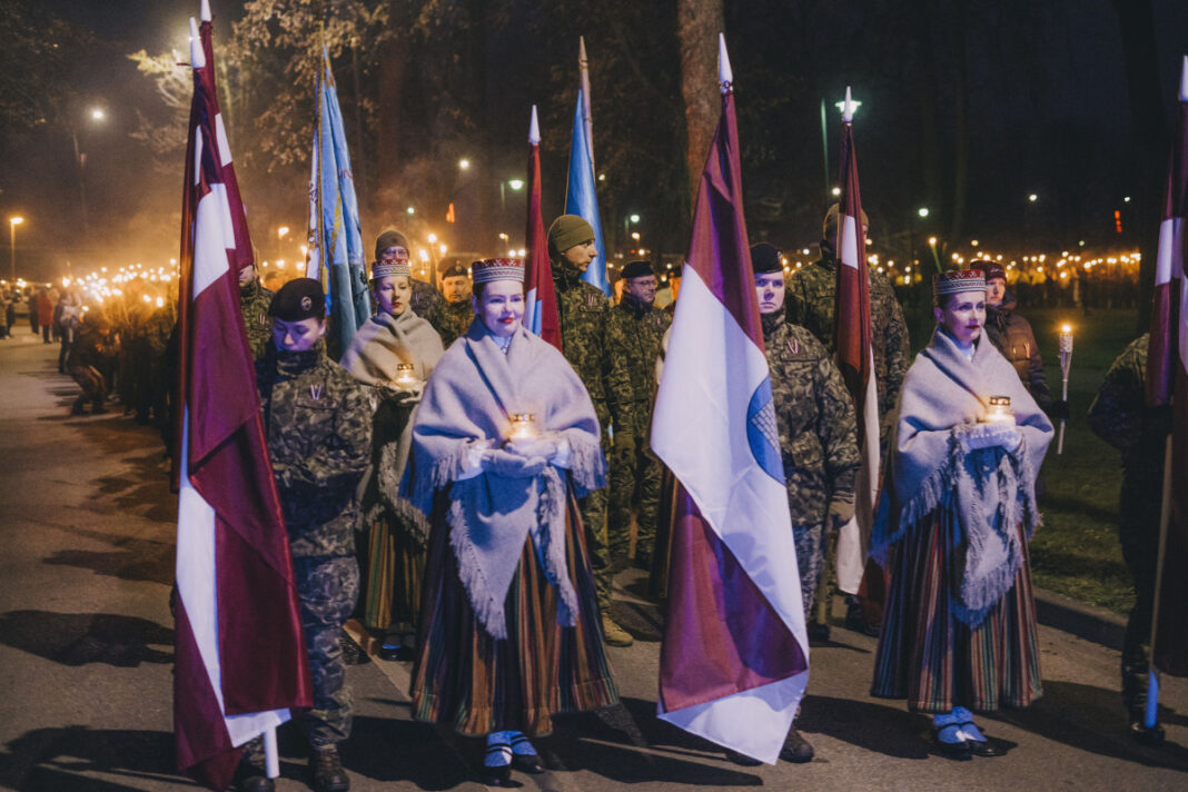 Lāčplēša dienas Lāpu gājiens Daugavpilī. 2024. gada 11. novembris. Foto: Jevgeņijs Ratkovs Lāčplēša dienas Lāpu gājiens Daugavpilī. 2024. gada 11. novembris. Foto: Jevgeņijs Ratkovs