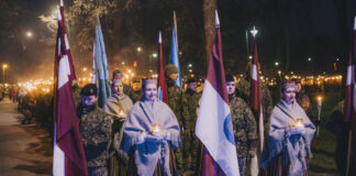 Lāčplēša dienas Lāpu gājiens Daugavpilī. 2024. gada 11. novembris. Foto: Jevgeņijs Ratkovs