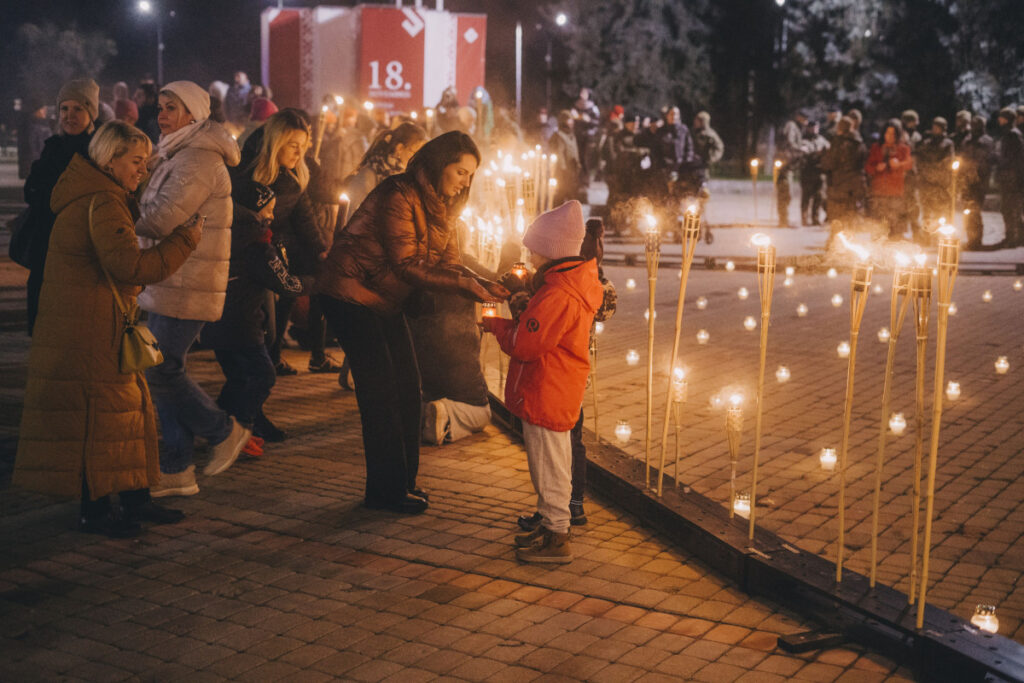 Lāčplēša dienas Lāpu gājiens Daugavpilī. 2024. gada 11. novembris. Foto: Jevgeņijs Ratkovs