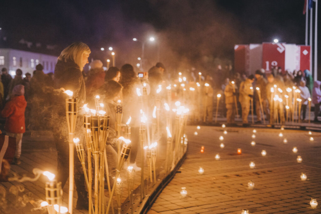 Lāčplēša dienas Lāpu gājiens Daugavpilī. 2024. gada 11. novembris. Foto: Jevgeņijs Ratkovs