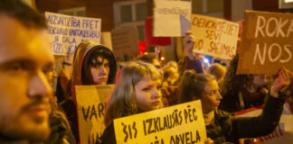 Protests pret Latvijas izstāšanos no Eiropas Padomes Konvencijas par vardarbības pret sievietēm un vardarbības ģimenē novēršanu un apkarošanu. 2025. gada 29. oktobris. Foto: Edijs Pālens / LETA