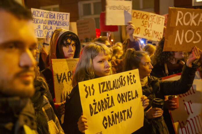 Protests pret Latvijas izstāšanos no Eiropas Padomes Konvencijas par vardarbības pret sievietēm un vardarbības ģimenē novēršanu un apkarošanu. 2025. gada 29. oktobris. Foto: Edijs Pālens / LETA