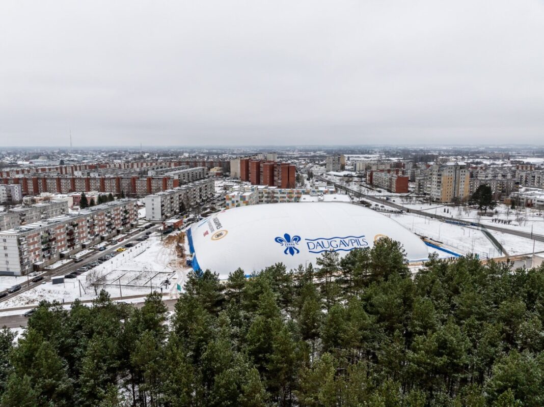 Piepūšamā futbola halle Daugavpilī. 2025. gada 26. novembris. Foto: Andrejs Jemeļjanovs