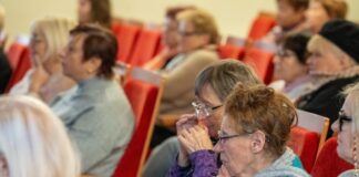 Sabiedrībā reti runā par skaistu novecošanu, norāda eksistenciālā psihoterapeite Vija Aleidzāne. Tāpēc vecumam bieži tiek piešķirta baiļu un negatīva nozīme. Taču par to ir svarīgi sākt runāt un domāt. Foto: Andrejs Jemeļjanovs (Trešās paaudzes universitātes atklāšana Daugavpils Universitātē, 2025. gada 17. oktobrī)