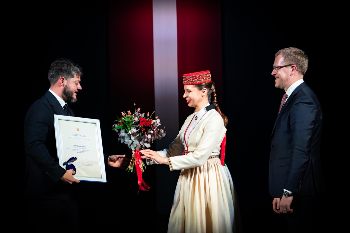 Māris Kursītis, SIA "Ditton Nams" valdes priekšsēdētājs, saņem "Gada balvu 2025" par Zaļā tirgus rekonstrukcijas projektu. Foto: Daugavpils valstspilsētas pašvaldība