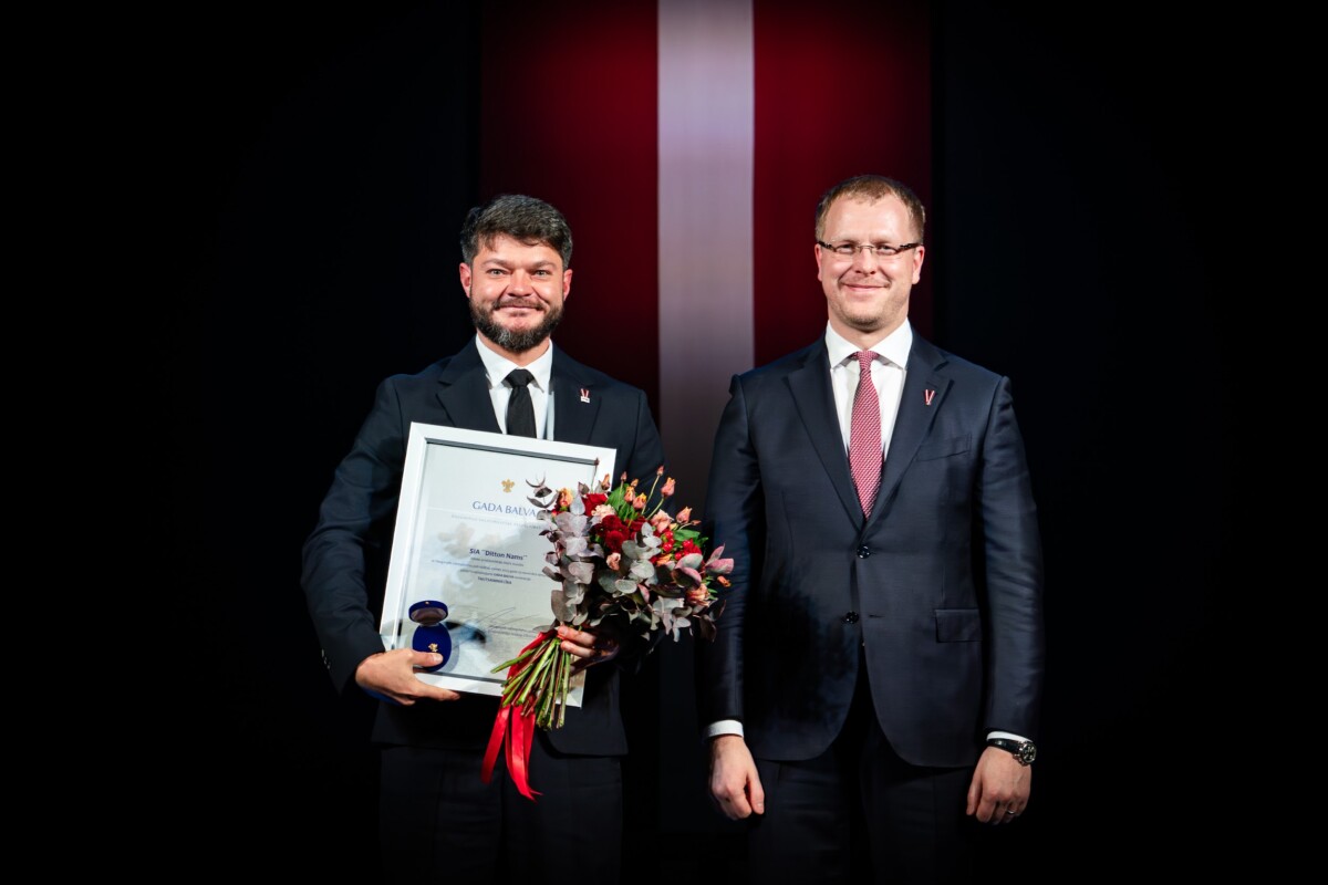 Māris Kursītis, SIA "Ditton Nams" valdes priekšsēdētājs, saņem "Gada balvu 2025" par Zaļā tirgus rekonstrukcijas projektu. Foto: Daugavpils valstspilsētas pašvaldība