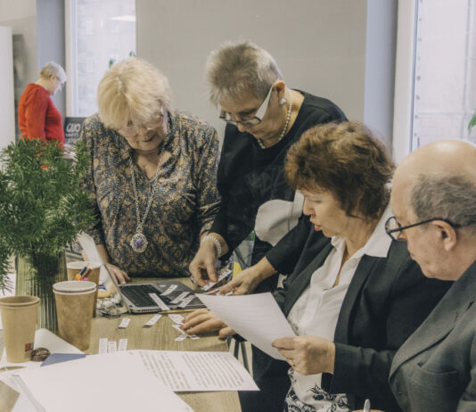 Sargies no viltus ziņām un krāpniekiem! New East aicina seniorus no Latvijas austrumu reģioniem piedalīties medijpratības kursā Medijpratības kursa dalībnieki. Daugavpils, biedrības New East birojs, 2024. gada 6. februāris. Foto: Jevgeņijs Ratkovs
