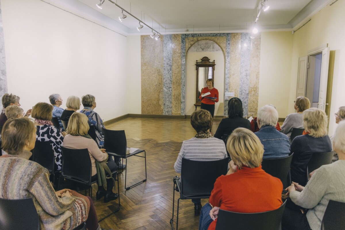 Jēkabpils Vēstures muzeja direktore Inese Berke un galvenā krājuma glabātāja Līga Keiša ViSU senioru nodarbībā Jēkabpils Vēstures muzejā. 2025. gada 4. novembris. Foto: Jevgeņijs Ratkovs