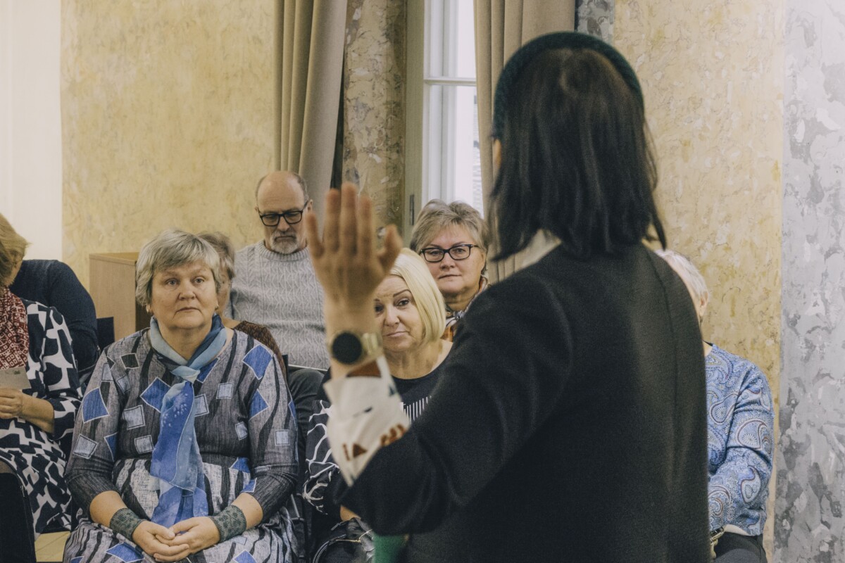 Jēkabpils Vēstures muzeja direktore Inese Berke un galvenā krājuma glabātāja Līga Keiša ViSU senioru nodarbībā Jēkabpils Vēstures muzejā. 2025. gada 4. novembris. Foto: Jevgeņijs Ratkovs