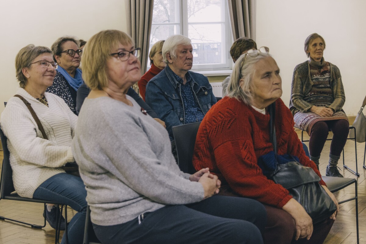 Jēkabpils Vēstures muzeja direktore Inese Berke un galvenā krājuma glabātāja Līga Keiša ViSU senioru nodarbībā Jēkabpils Vēstures muzejā. 2025. gada 4. novembris. Foto: Jevgeņijs Ratkovs