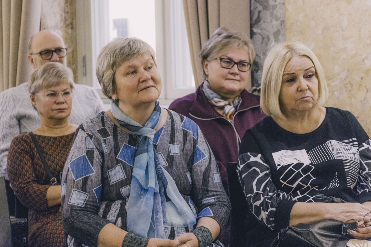 Jēkabpils Vēstures muzeja direktore Inese Berke un galvenā krājuma glabātāja Līga Keiša ViSU senioru nodarbībā Jēkabpils Vēstures muzejā. 2025. gada 4. novembris. Foto: Jevgeņijs Ratkovs
