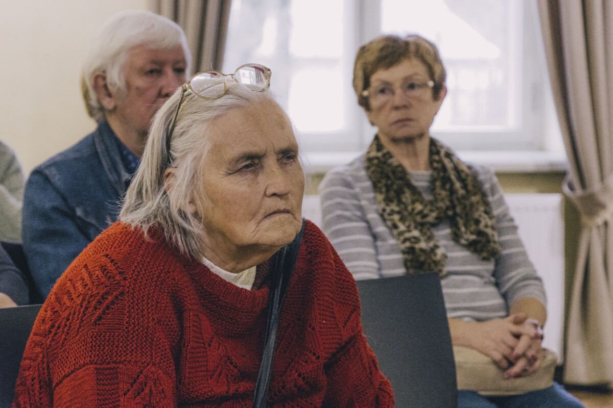 Jēkabpils Vēstures muzeja direktore Inese Berke un galvenā krājuma glabātāja Līga Keiša ViSU senioru nodarbībā Jēkabpils Vēstures muzejā. 2025. gada 4. novembris. Foto: Jevgeņijs Ratkovs