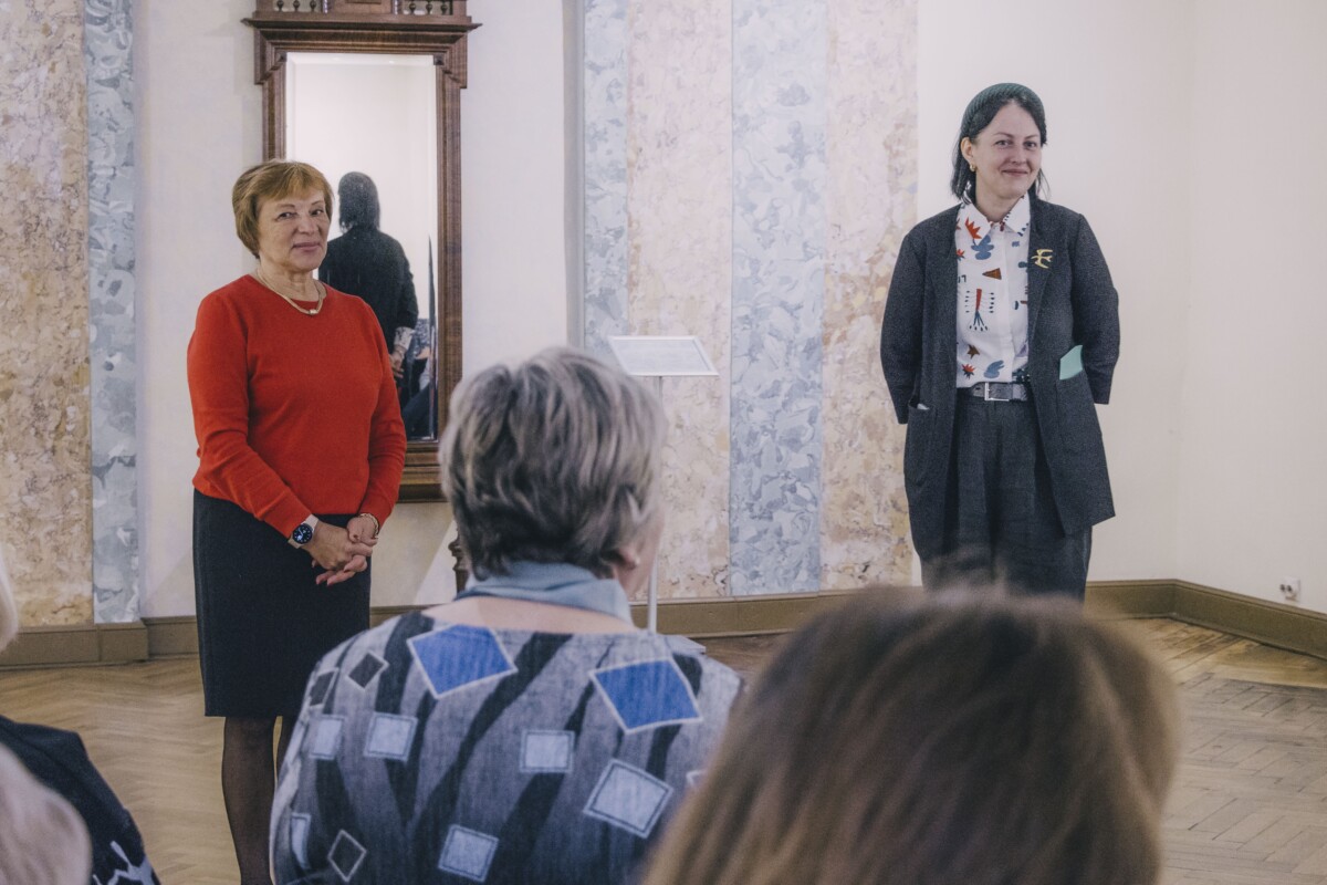 Jēkabpils Vēstures muzeja direktore Inese Berke un galvenā krājuma glabātāja Līga Keiša ViSU senioru nodarbībā Jēkabpils Vēstures muzejā. 2025. gada 4. novembris. Foto: Jevgeņijs Ratkovs