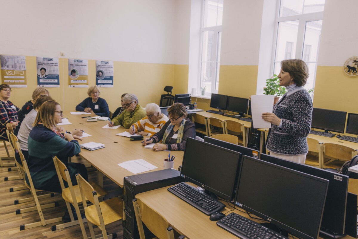 Vidusdaugavas Senioru universitātes studenti Tatjanas Azamatovas nodarbībā par savas sabiedriskās organizācijas izveidi. Jēkabpils, 2025. gada 4. novembris. Foto: Jevgeņijs Ratkovs