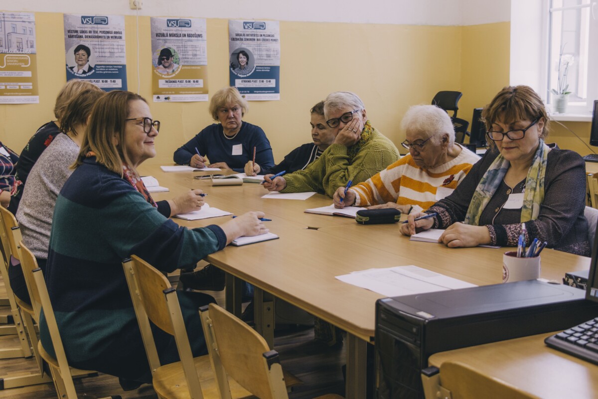 Vidusdaugavas Senioru universitātes studenti Tatjanas Azamatovas nodarbībā par savas sabiedriskās organizācijas izveidi. Jēkabpils, 2025. gada 4. novembris. Foto: Jevgeņijs Ratkovs