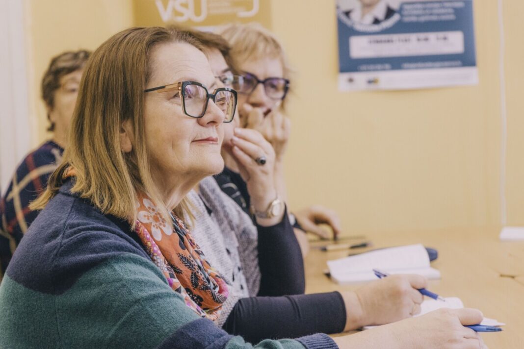 Vidusdaugavas Senioru universitātes studenti nodarbībā par savas sabiedriskās organizācijas izveidi. 2025. gada 4. novembris, Jēkabpils. Foto: Jevgeņijs Ratkovs