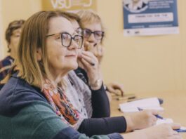 Paslēpties no vientulības un sajust, ka esi vajadzīgs — kā Jēkabpilī darbojas Senioru universitāte Vidusdaugavas Senioru universitātes studenti nodarbībā par savas sabiedriskās organizācijas izveidi. 2025. gada 4. novembris, Jēkabpils. Foto: Jevgeņijs Ratkovs
