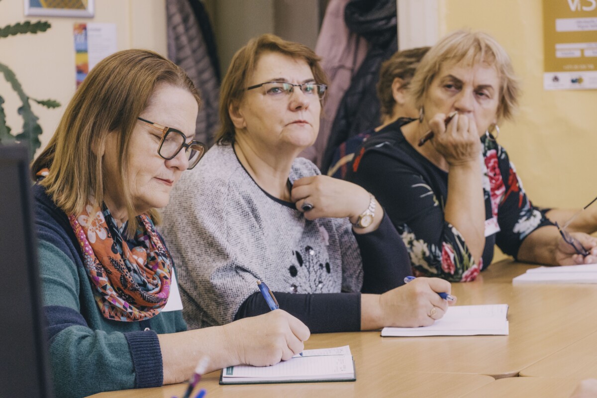 Vidusdaugavas Senioru universitātes studenti Tatjanas Azamatovas nodarbībā par savas sabiedriskās organizācijas izveidi. Jēkabpils, 2025. gada 4. novembris. Foto: Jevgeņijs Ratkovs