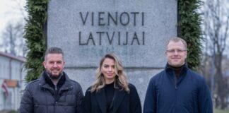 Andris Morozovs, Aija Nagle un Andrejs Elkniņš pie pieminekļa "Vienoti Latvijai" Rēzeknē. Foto: Aija Nagle / Facebook
