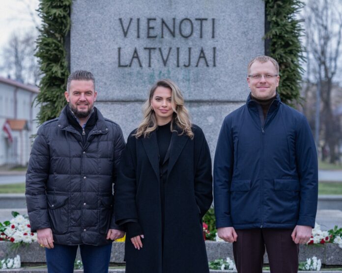 475883579_475779138916805_6214072763947577575_n Andris Morozovs, Aija Nagle un Andrejs Elkniņš pie pieminekļa "Vienoti Latvijai" Rēzeknē. Foto: Aija Nagle / Facebook