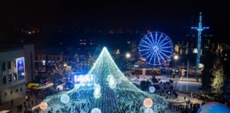 Ziemassvētku egle Vienības laukumā. Foto: Daugavpils valstspilsētas pašvaldība