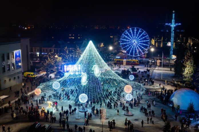 Ziemassvētku egle Vienības laukumā. Foto: Daugavpils valstspilsētas pašvaldība Ziemassvētku egle Vienības laukumā. Foto: Daugavpils valstspilsētas pašvaldība